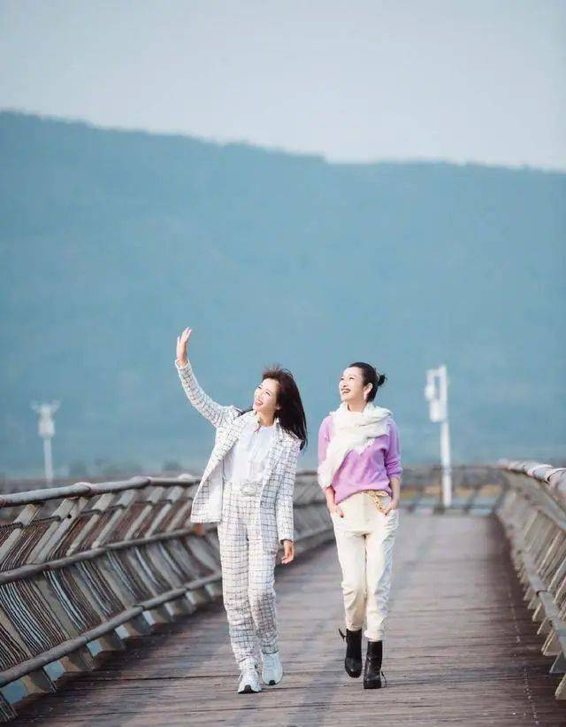 原创46岁秦海璐和同岁刘涛度假闺蜜俩穿搭时髦一个霸气一个优雅