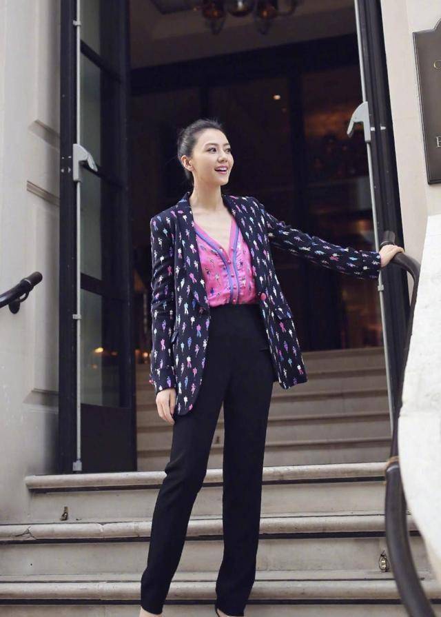 原创产后的高圆圆风格逆转印花西装配西装裤亮相扎葫芦辫气质完美