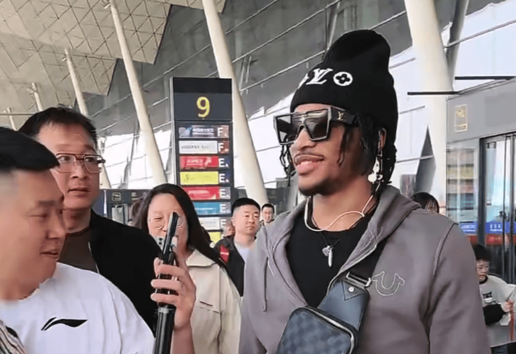 库珀正式落地沈阳众辽宁球迷接机本人暖心合影颜值被大赞