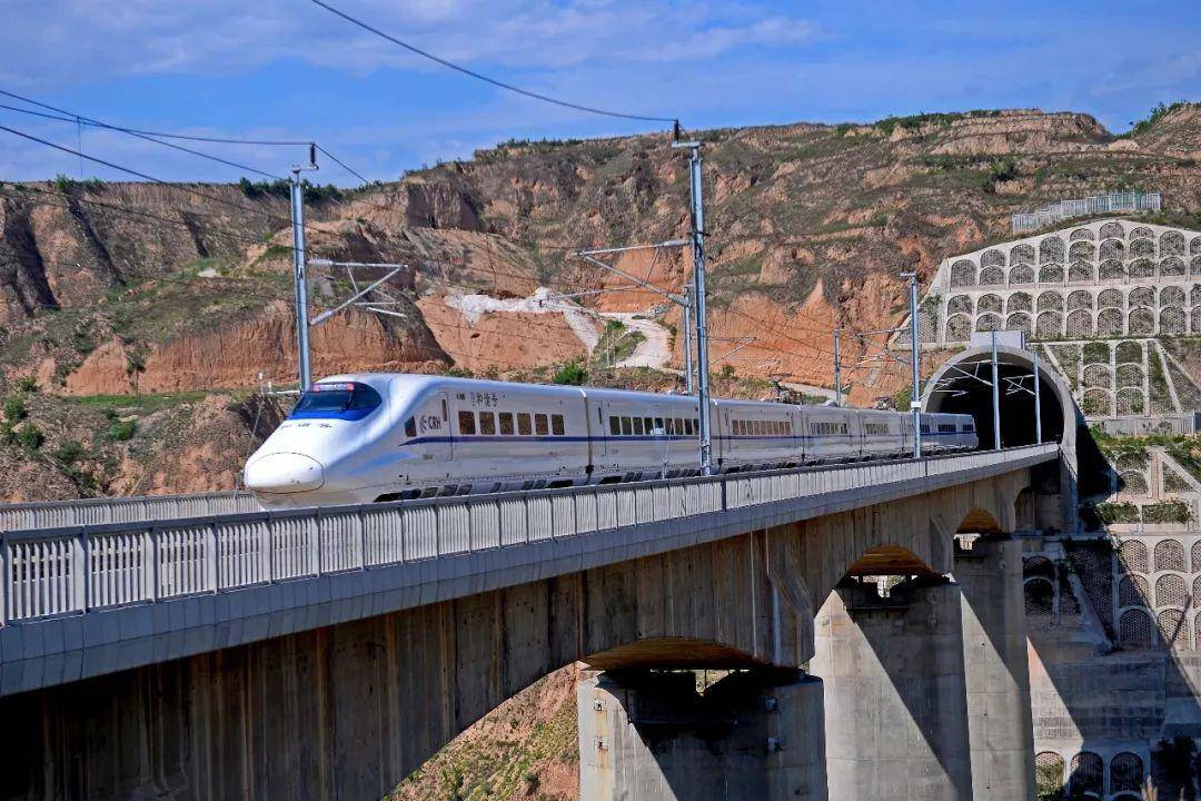 综合考虑,我认为南玉深高铁因其高时效性和对现有交通压力的显著缓解