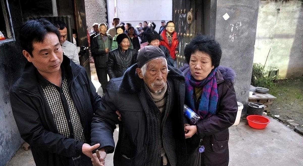 原创老兵离家67年女儿历尽艰辛赴台找回骨灰认祖归宗场面感人