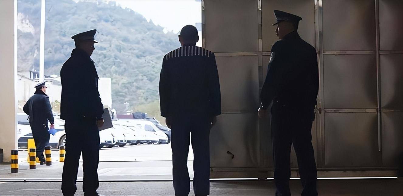 在听到妻子的这番话之后,简学良悲痛的哭了出来.