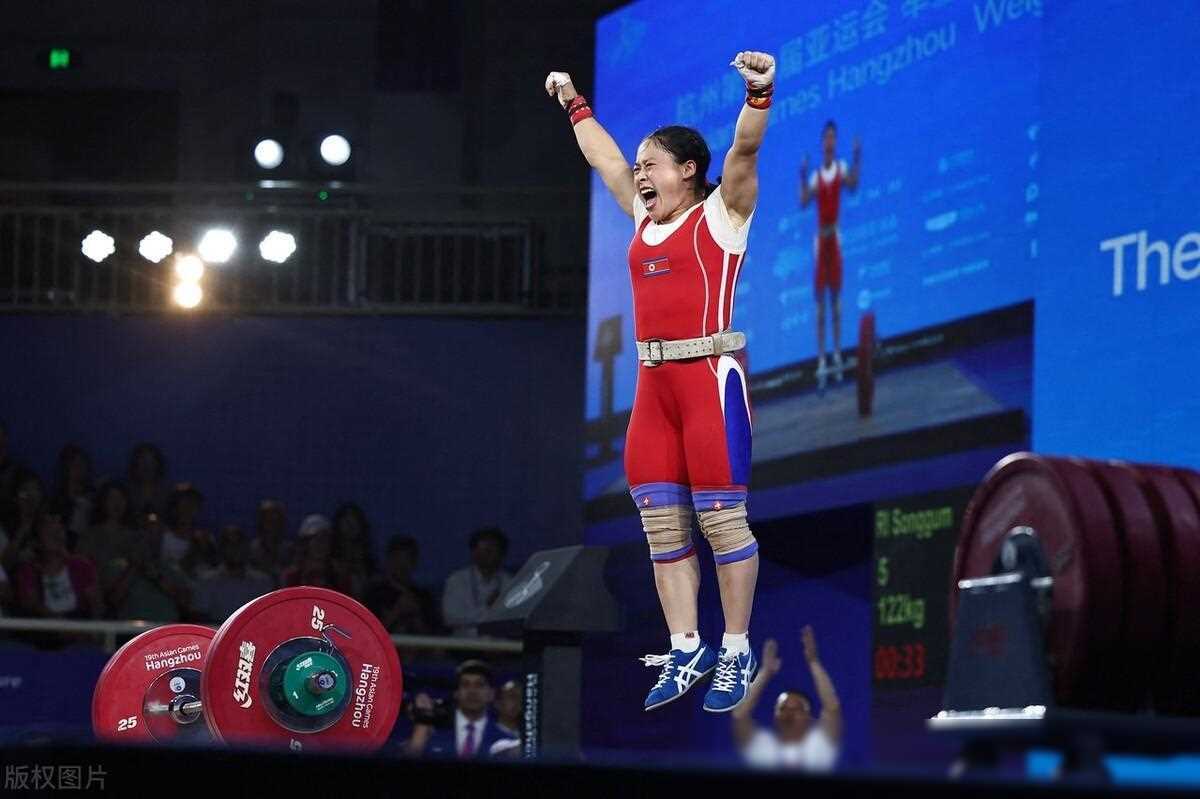 原创朝鲜女举疯狂破纪录梦之队成配角半年内21次刷新世界纪录