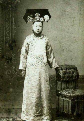 韫欢从小就在醇亲王府长大,在七岁之前接受的都是中国的传统教育,包括