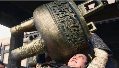 举起,那大鼎通身铜铁铸造,重700多斤,要举起他,至少也要过千斤的臂力
