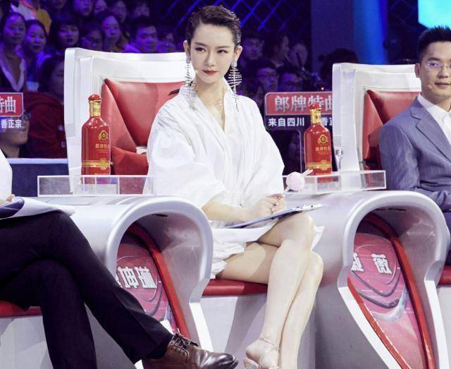 原创霸气七哥戴鱼骨出镜惊艳四座但是她穿西装才是真的燃