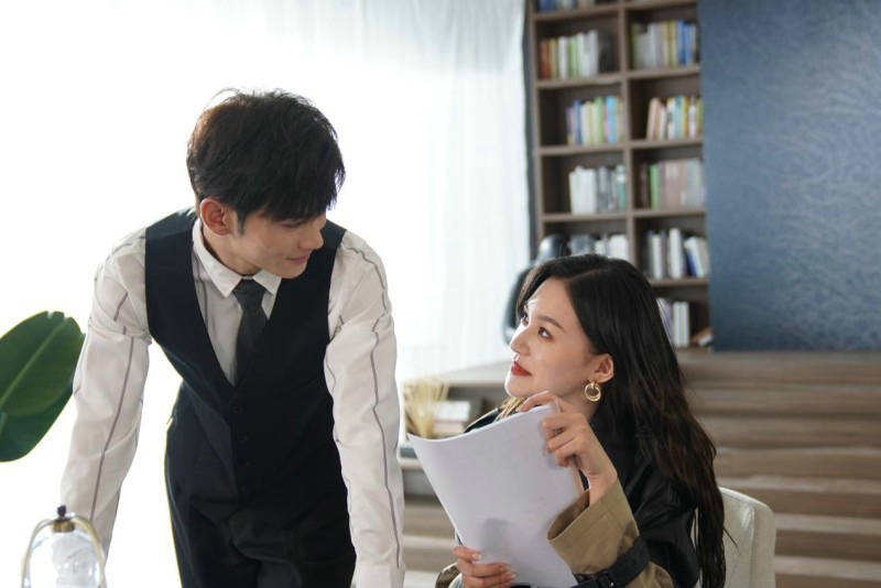 女魔头变霸总秘书上演甜宠轻喜剧_钟晴_工作_步一