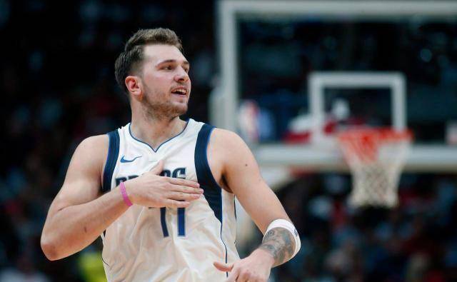 原创比赛还剩64秒湖人落后3分詹姆斯却选择突破3秒后全场寂静