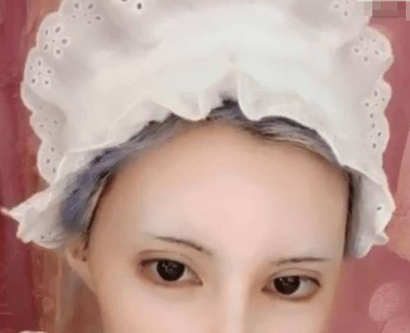 原创真人芭比迪丽拉素颜照被曝光看清她的五官上帝果然是公平的