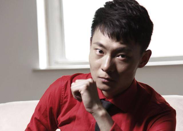 原创回顾65岁巩汉林晒全家福引发骂声背景豪宅或过亿儿子留须太不孝