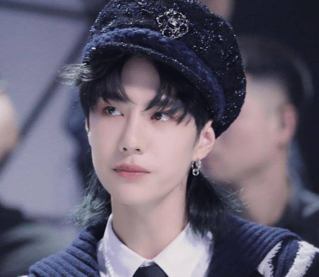 蔡徐坤才刚洗白王一博就挑战渔网衣看到成品心脏被暴击