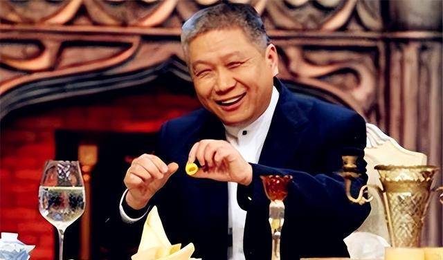 溥仪的亲妹妹街边摆摊马未都拿出一极品官窑她连看都没看