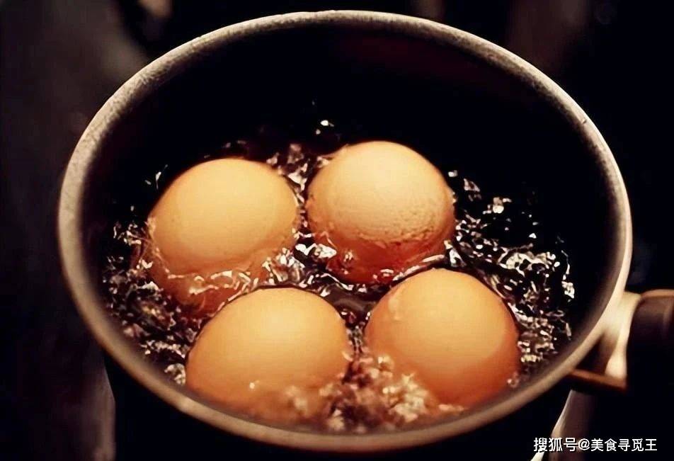 技巧三:冷水下锅和热水下锅区别很大所以水煮蛋之前,鸡蛋一定要清洗