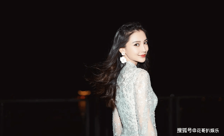 杨颖利用抑郁症卖惨,回到港圈另谋发展,粉丝埋怨是lisa拖累了她_花哥