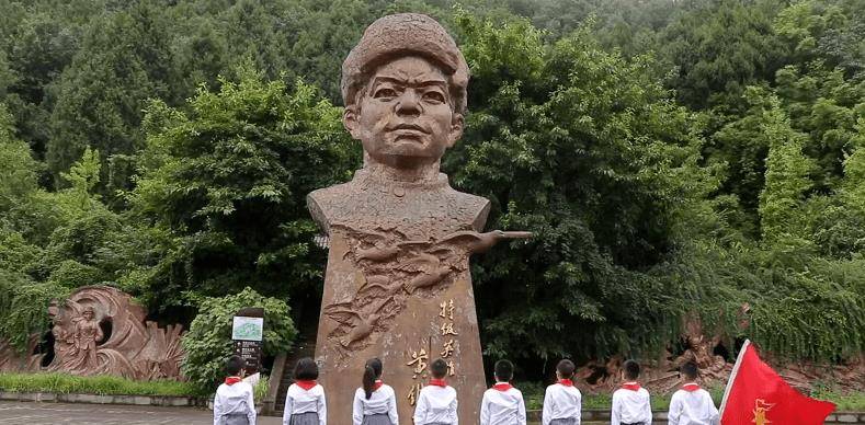 原创堵枪口的特级英雄黄继光胸腹被打穿露出脊骨年仅21岁牺牲