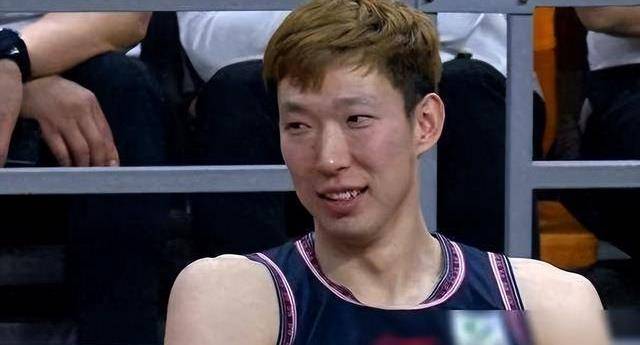 原因是周琦本赛季罚球命中率不理想,球迷借机调侃讽刺.