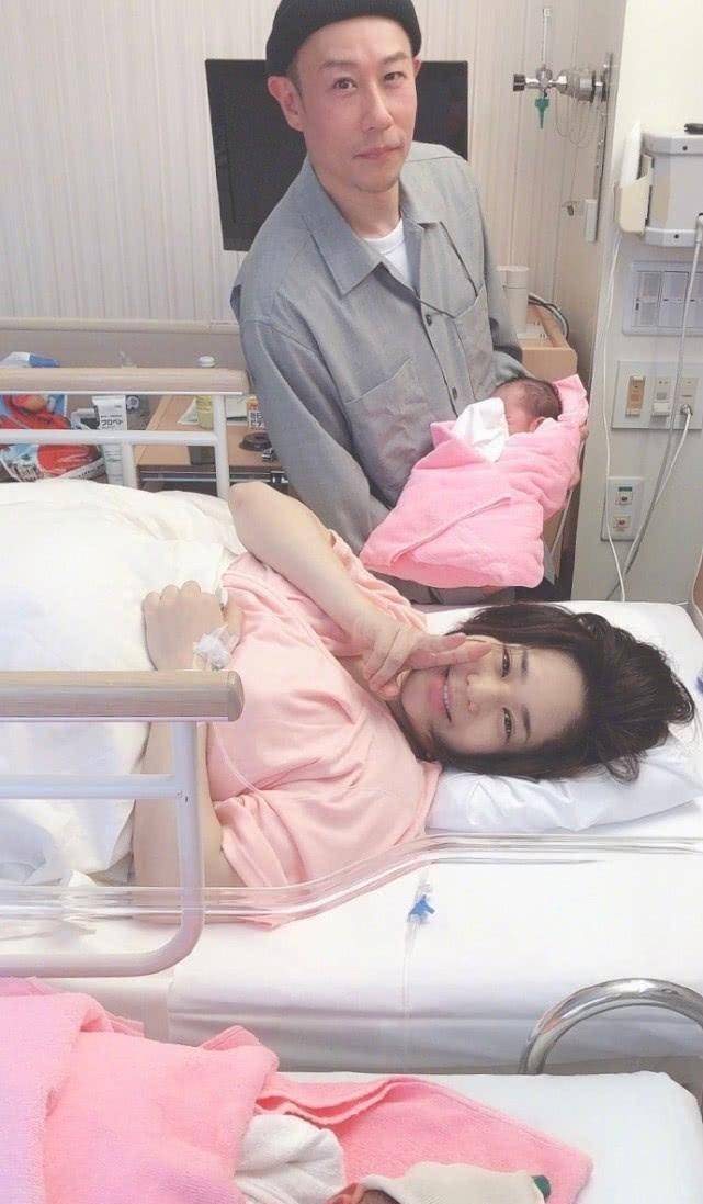 原创仓井空产后首晒照面色红润状态好俩宝宝同框超温馨