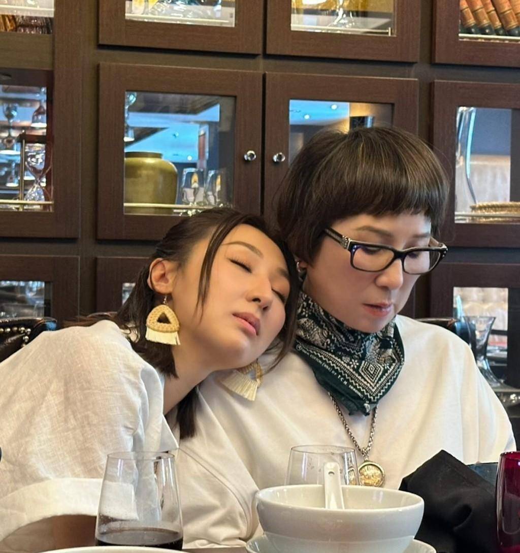 高海宁晒饼印母女照供养一家6口父母摆摊养家曾涉卖假货被捕