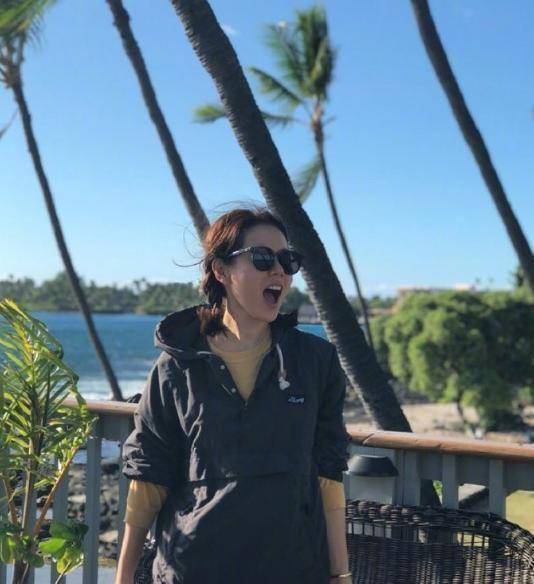 原创被孙艺珍笑容甜到了纯色毛衣加丸子头笑得好灿烂迷上了