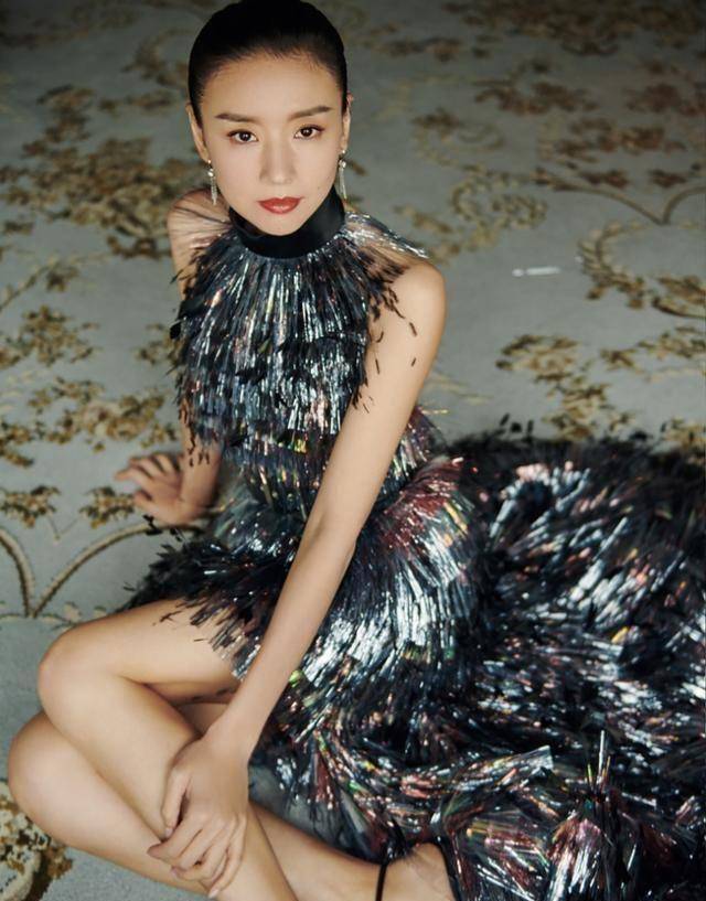 原创被董洁美到一袭彩色挂脖流苏裙秀直角肩蝴蝶背知性优雅又大气