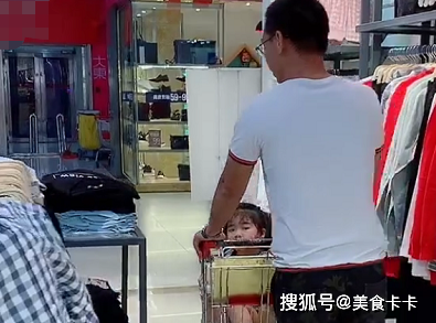 爸爸的“最现实版”带宝宝去超市，儿子背着包:我太难了！_状态_女儿_孩子