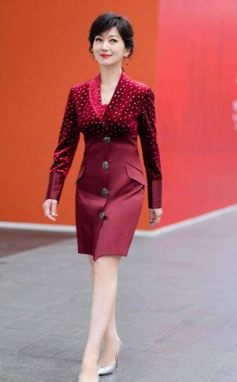 被赵雅芝电到了一袭曳地长裙摇曳生姿哪像快70岁的人