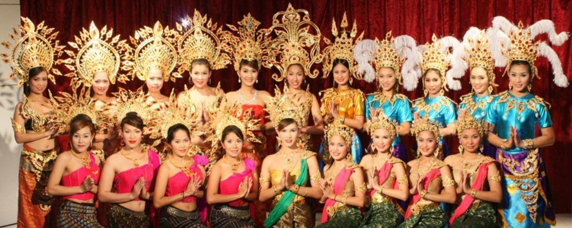 在经济利益的驱使下,泰国很快就打开了国内市场,红灯区的暴利,也吸引