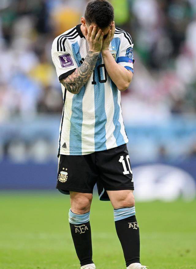 梅西又低头被质疑,名记:7年来总这样_马拉多纳_比赛_世界杯