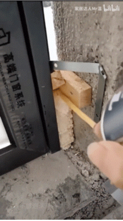 用填缝枪抽取装填,一寸一寸按压不同;发泡剂插个细管直接喷就好了,干