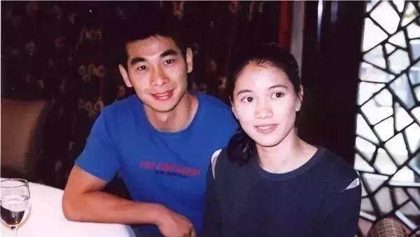 赵文卓和妻子张丹露于2006年结婚,婚后有一子两女,一直以来都是以家庭