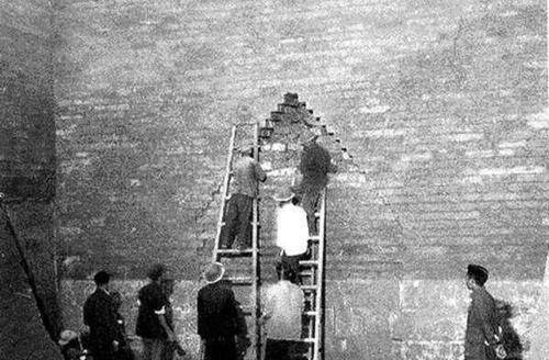 当时选定的第一座陵墓是万历皇帝陵,在彻底的"考古"之后,果然也没有让