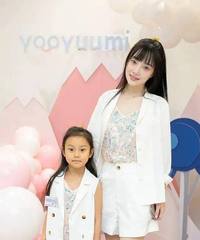 李小璐变得好贤惠在家带甜馨跳舞头发却很油腻就不能收拾下