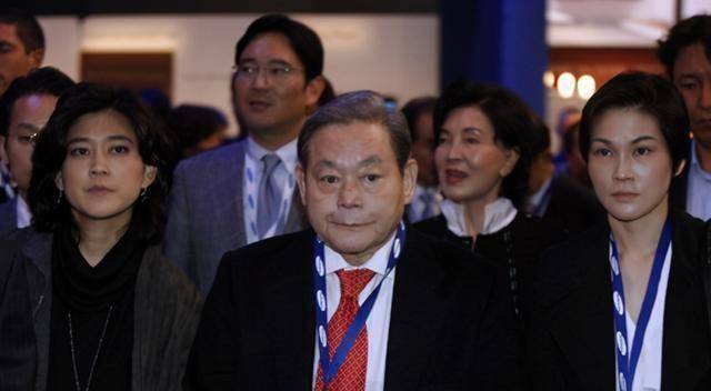 三星会长告别仪式阵仗大李富真穿白衣憔悴不已李在镕显大家长范