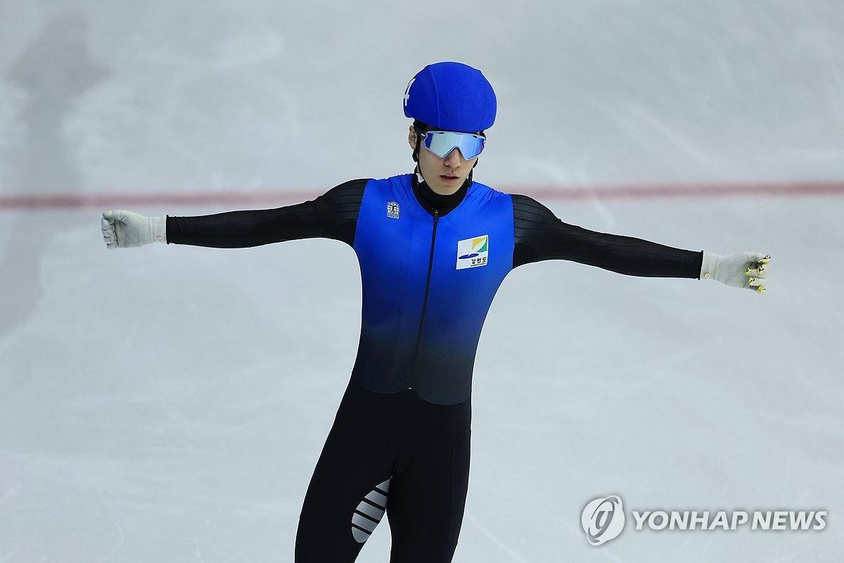 不让位的韩国短道速滑名将黄大宪又犯规了,整个赛季都在引发争议_朴智