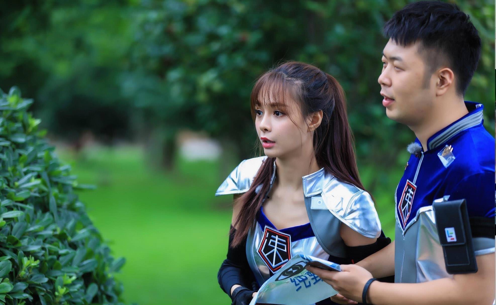 沈梦辰独自一人过节日晒美照不见海涛身影捂嘴微笑氛围感十足