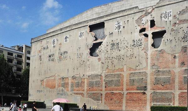 《八佰》点燃我内心激情的是陈树生(由郑恺饰演),抱着成捆的手榴弹跳