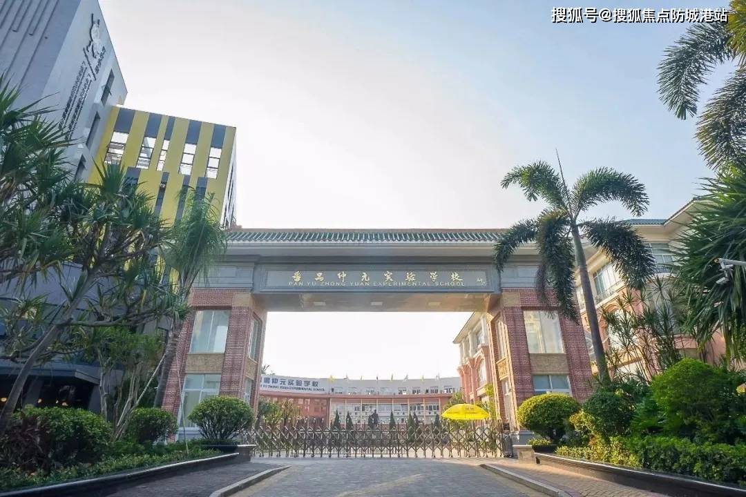 楼下更是一左一右倚靠着两所学校(在建)——金海岸小学,仲元第二中学