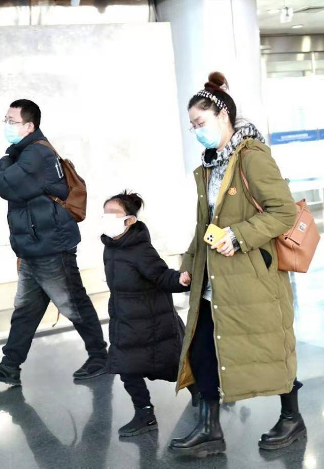 玲花一家三口罕见走机场老公发福成胖大叔女儿圆脸超像妈