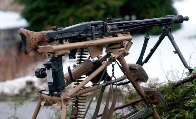 希特勒的电锯mg42号称上世纪最好的机枪射击声就是死神的召唤