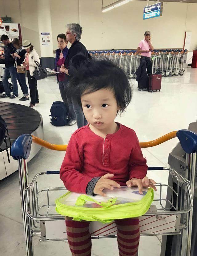 曾是徐静蕾最爱的男人如今43岁把儿女养得帅气漂亮
