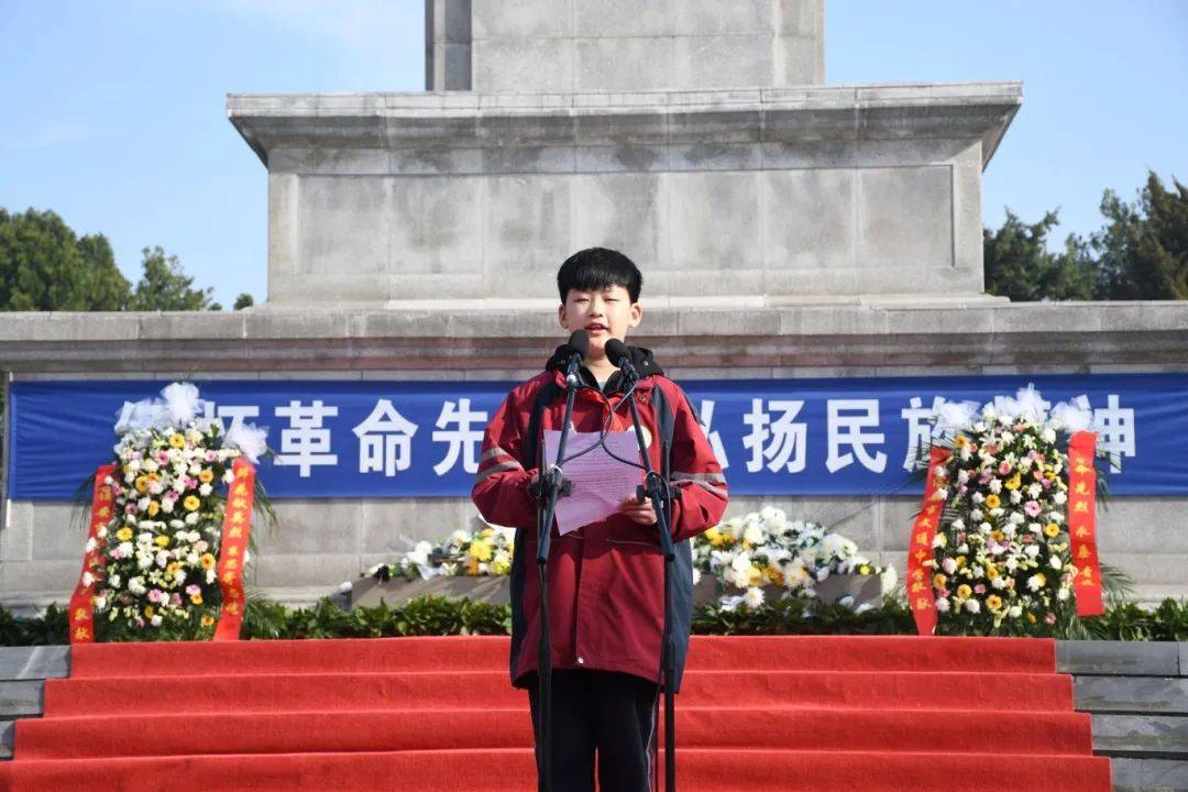 文通中学开展清明祭扫活动