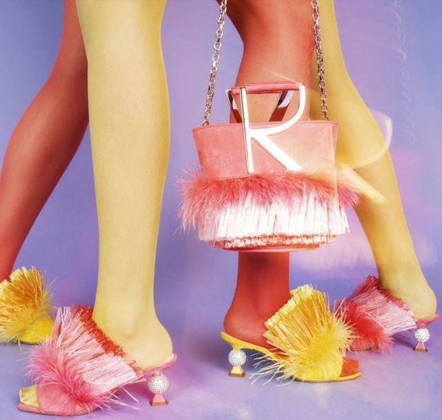 今夏最时髦的凉鞋已就位一秒get万种风情轻松踩出细长漫画腿