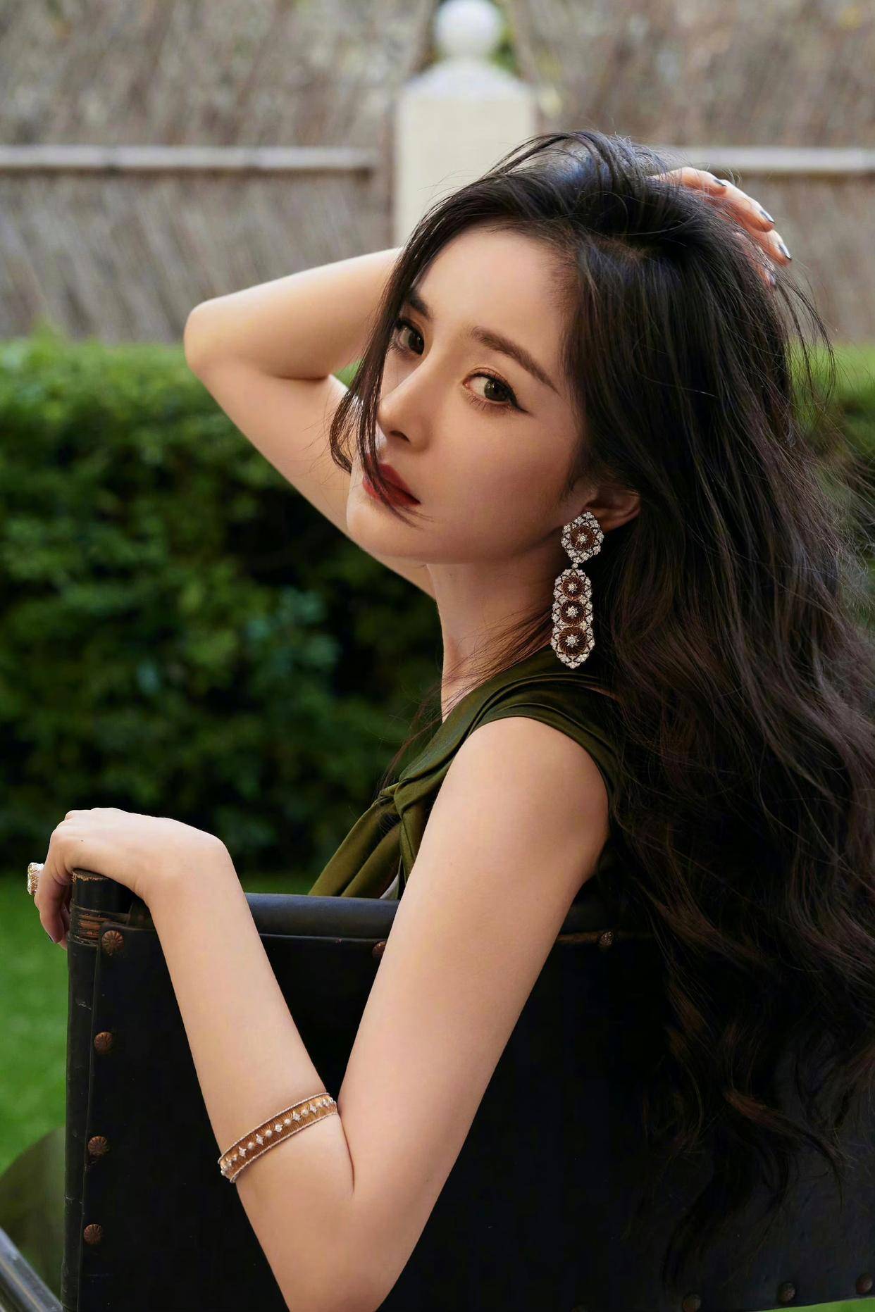 杨幂大秀长腿身材如此炸裂难怪被称为性感女神