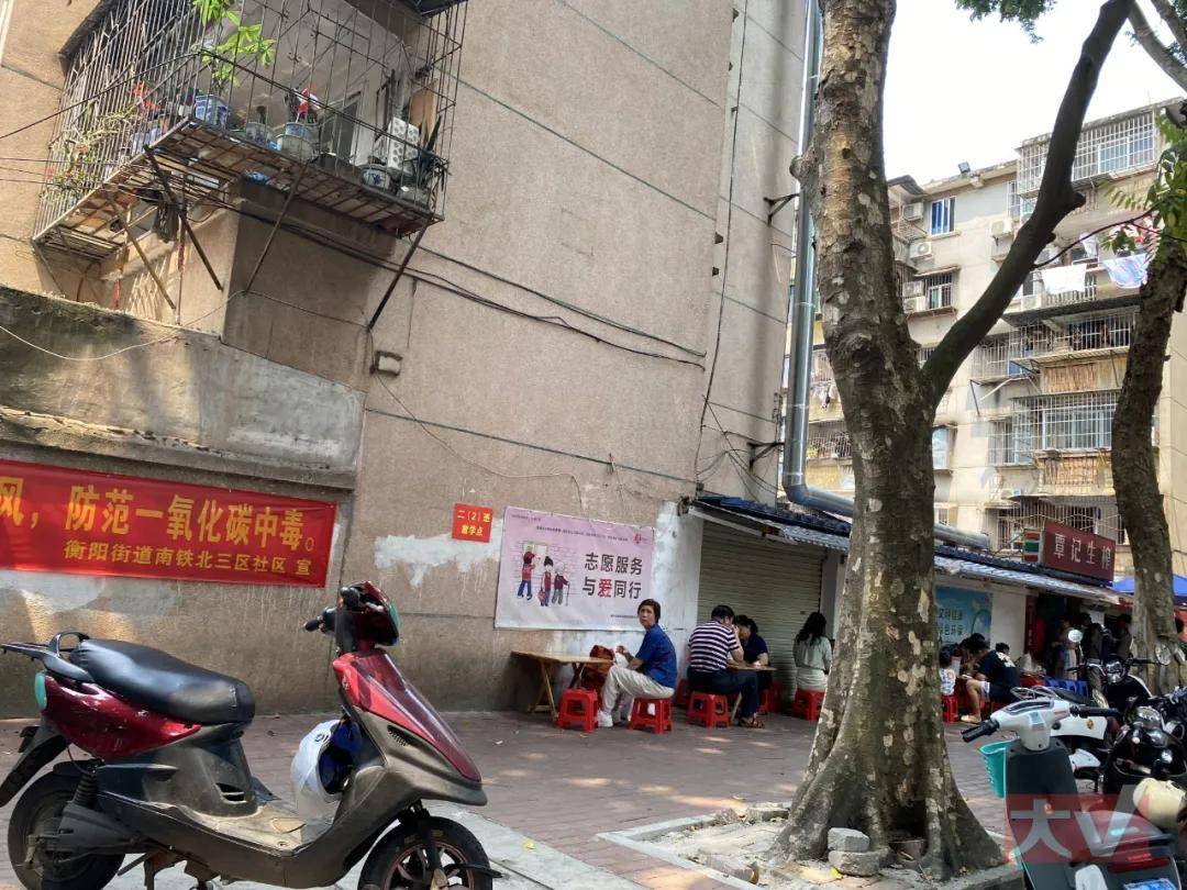 图 | 老街楼下的店面走在巷子了,南铁生活区建筑很有特色,不过房子多