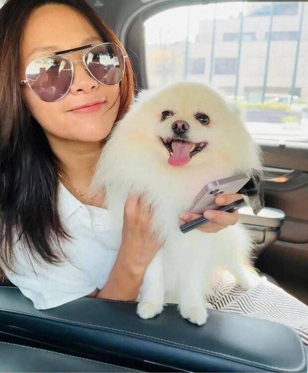 原创49岁徐静蕾罕见晒国外生活照穿黑t恤摘石榴美得像换了个人