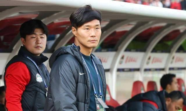 由于其在韩国联赛的履历,加上李玮锋的豪言壮语,球迷对他寄予厚望.
