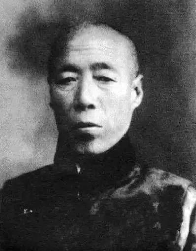 他用钱买通了查办他的人,那人告诉小德张,李莲英和袁世凯关系非常不错