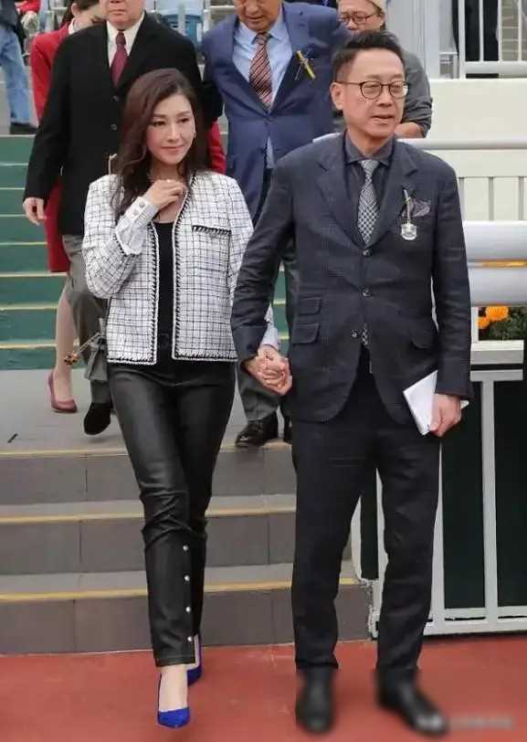 李嘉欣日本逛街被偶遇54岁仍特别亮眼网友称本人又美又有气