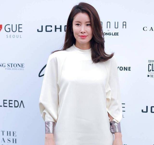 李泰兰饰演的童话作家的出现,以一个普通人的视角和作家的敏锐,一步一