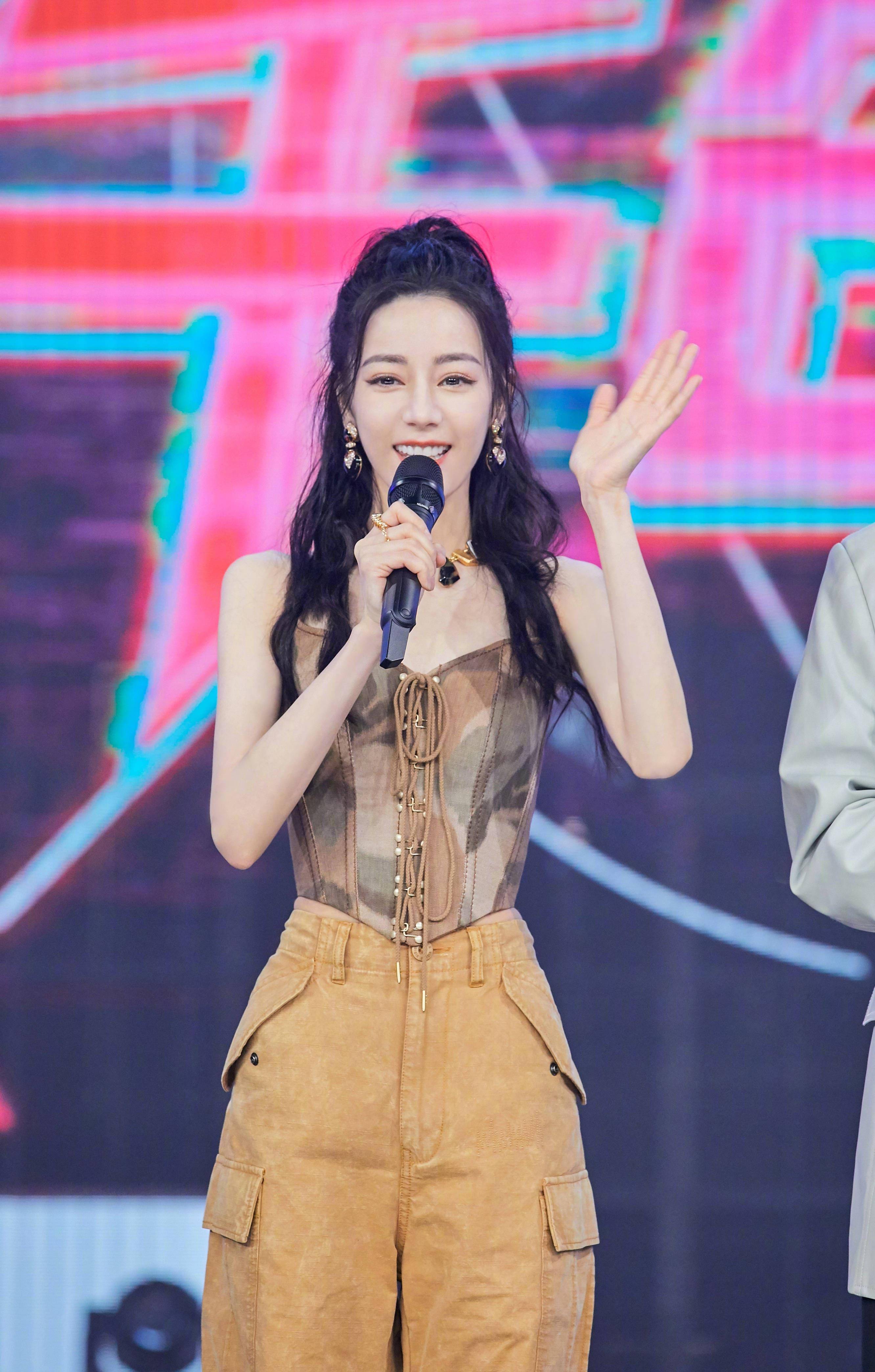 原创迪丽热巴迪士尼游玩和星黛露开心合照一个人乔装在街头溜达